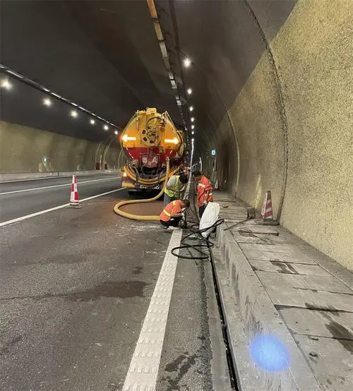 鹿泉隧道排水渠清淤